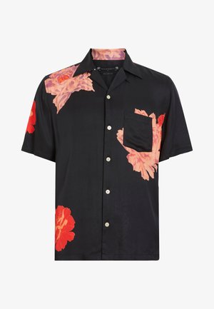Camicia nera a maniche corte con grandi stampe floreali rosa e rosse; presenta una singola tasca sul petto e bottoni sulla parte anteriore. Tessuto liscio.