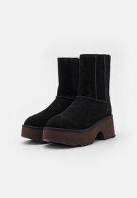 UGG CLASSIC TWIN SEAM NEW HEIGHTS - Gležnjarji s platformo - black