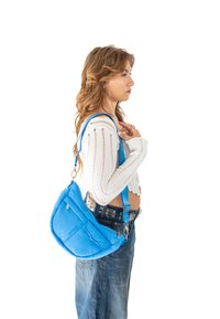 Borsa a spalla blu realizzata in materiale imbottito, caratterizzata da una forma curva, tracolla regolabile e tasca con zip. Design leggero con dettaglio del logo.