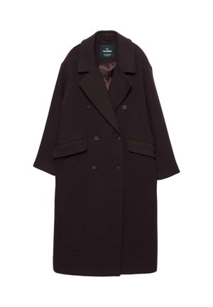 Podwójnie zapięty płaszcz z ciemnopurpurowej mieszanki wełny. Cecha to szerokie klapy, dwie przednie kieszenie oraz czarne guziki. Podszycie z satynowym wykończeniem.