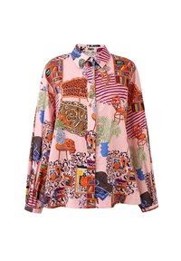 Langärmliges Hemd mit Knopfleiste im bunten Druck, das Bücherregale, Pflanzen, Stühle und gerahmte Bilder auf einem rosa Hintergrund zeigt.