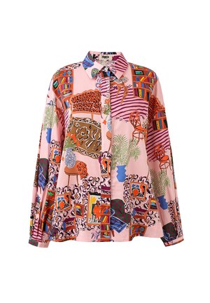 Chemise à manches longues avec un imprimé coloré représentant des étagères, des plantes, des chaises et des images encadrées sur un fond rose.