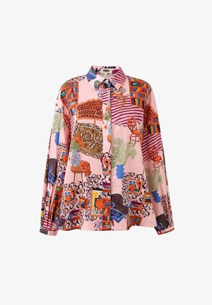 Langemouwige overhemd met knopen en een kleurrijke print van boekenplanken, planten, stoelen en ingelijste foto's op een roze achtergrond.