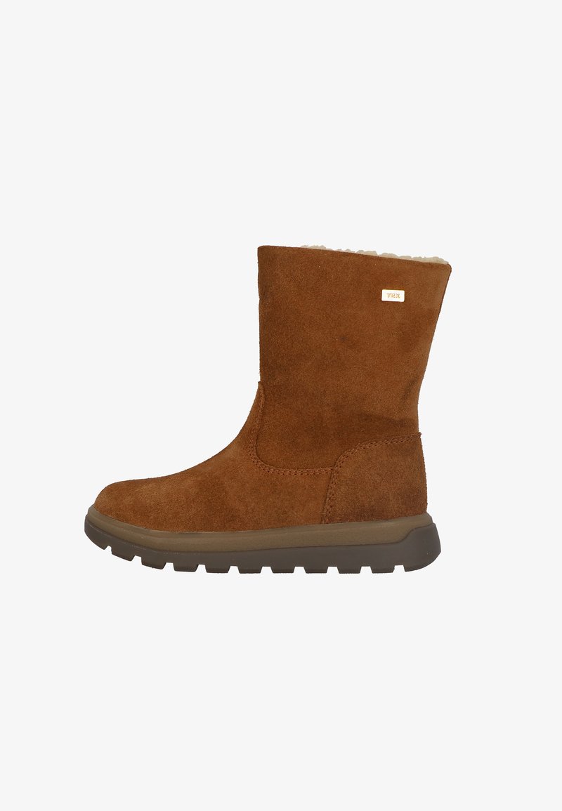 Stivale alla caviglia in suede marrone con superficie testurizzata, interno morbido e suola in gomma resistente. Presenta cuciture laterali e un'etichetta con il logo.