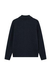 Tumši zilā adīta džemperis ar augstu ribotu apkakli un garām piedurknēm; teksturēta auduma apdare, brīvs piegriezums bez redzamām šuvēm aizmugurē.