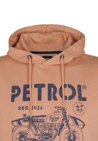 Sudadera naranja de algodón con capucha ajustable, un gran estampado en azul de "PETROL" y una gráfica de motocicleta en la parte frontal.