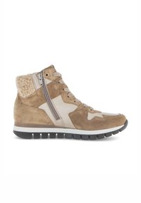 Bruine suède high-top sneakers met een wit en beige leren paneel, een structuur achterkant, een zij-rits en een rubberen zool met contrasterende groeven.