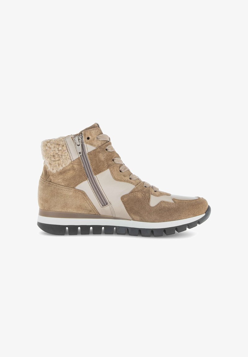 Bruine suède high-top sneakers met een wit en beige leren paneel, een structuur achterkant, een zij-rits en een rubberen zool met contrasterende groeven.