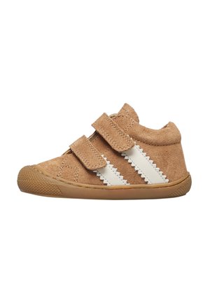 Chaussure en suede marron pour tout-petit avec deux rayures blanches en zigzag et deux bandes velcro, semelle en caoutchouc, vue de côté.