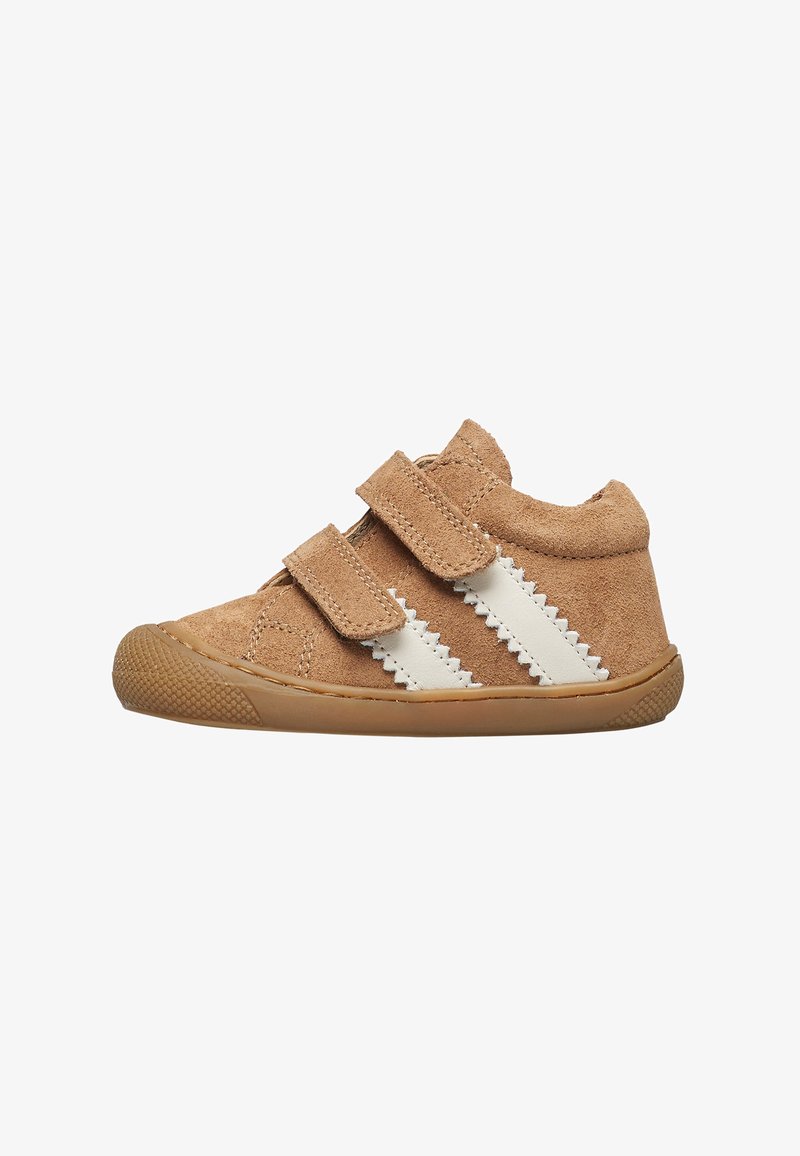 Scarpe per bambino in suede marrone con due strisce bianche a zigzag e due cinturini in velcro, suola in gomma, vista laterale.