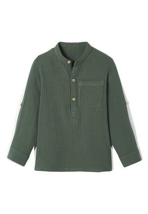 Olivengrünes Langarmhemd mit Bootsausschnitt, drei Holzknöpfen an der vorderen Knopfleiste, Brusttasche und Knopfleistentabs an den Ärmeln zum Aufkrempeln.