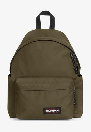 Mochila Eastpak de color verde caqui, hecha de un tejido duradero, de forma redonda, que cuenta con un bolsillo frontal con cremallera y un parche de logo negro, con asas de doble tejido.