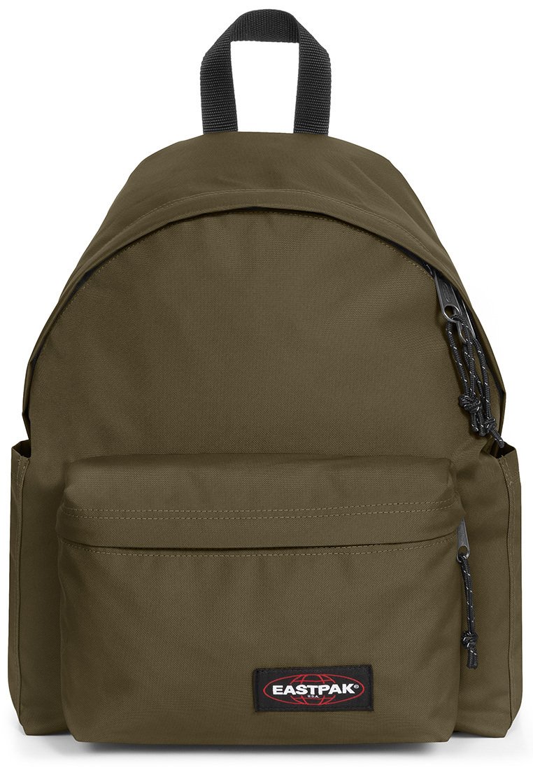 Zaino Eastpak verde khaki realizzato in tessuto resistente, forma rotonda, dotato di una tasca frontale con zip e una patch del logo nera, con doppio manico in tessuto.