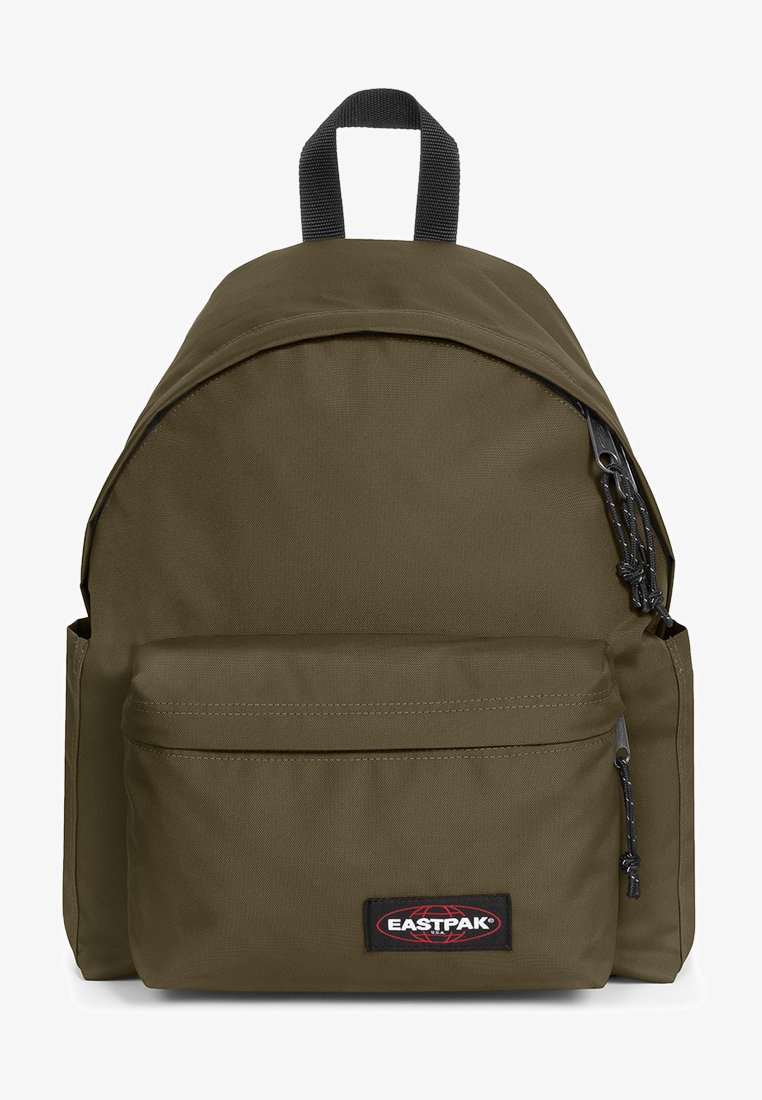 Mochila Eastpak de color verde caqui, hecha de un tejido duradero, de forma redonda, que cuenta con un bolsillo frontal con cremallera y un parche de logo negro, con asas de doble tejido.