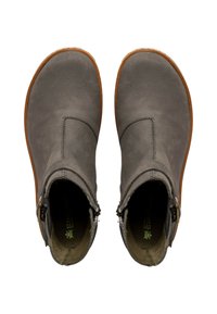 Botas de tobillo de cuero gris con textura suave, puntera redondeada, cremalleras laterales y suela de goma marrón claro. El interior presenta el logo de la marca en verde.