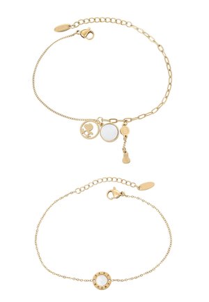 Dwie delikatne bransoletki z złotego łańcuszka, jedna z różnorodnymi zawieszkami, druga z okrągłą zawieszką z wygrawerowanym napisem "AMOUR LOVE".