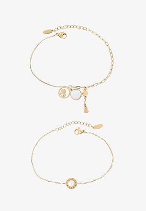 Dwie delikatne bransoletki z złotego łańcuszka, jedna z różnorodnymi zawieszkami, druga z okrągłą zawieszką z wygrawerowanym napisem "AMOUR LOVE".