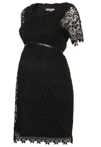 Czarna koronkowa sukienka ciążowa z krótkimi rękawami, misternymi wzorami kwiatowymi, okrągłym dekoltem oraz czarnym paskiem akcentującym w talii.