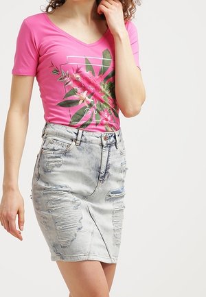 Vaaleanpunainen V-pääntie T-paita, jossa on kukkakuosi, yhdistettynä vaaleansinisiin farkkuhameeseen, jossa on kulutettuja yksityiskohtia ja tiukka leikkaus.