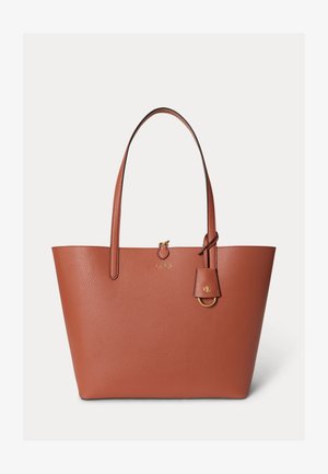 Sac cabas en cuir marron texturé avec deux anses, une petite étiquette suspendue et des accents de logo subtils en ton or.