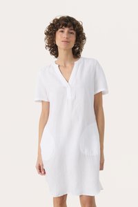 Weißes Leinenkleid mit kurzen Ärmeln, V-Ausschnitt und zwei großen ovalen Taschen. Der Stoff hat ein leicht strukturiertes Aussehen.