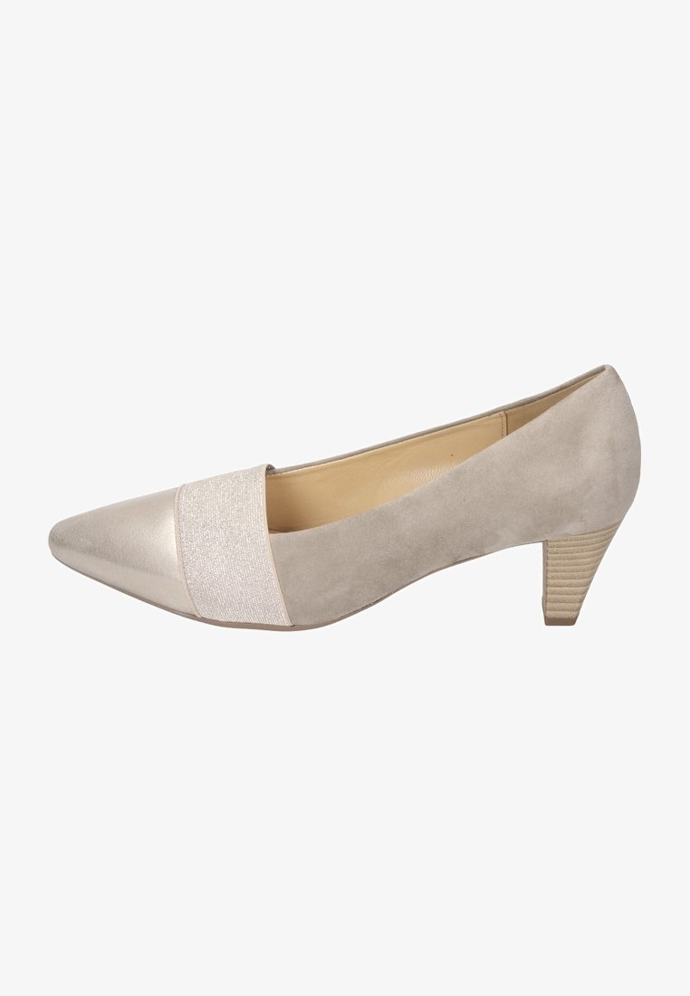 Escarpin beige pour femme à talon bas, avec bout pointu métallique et bande élastique texturée sur le devant.