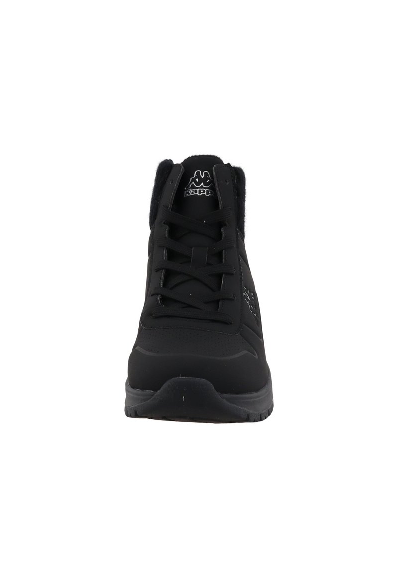Zapatilla alta negra con parte superior de sintético texturizado, cordones planos, cuello acolchado y logo en la lengüeta. Suela de goma con detalles de agarre.