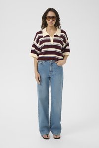 Striped polo shirt in maroon and cream, short sleeves, with a yellow collar. Paired with light blue wide-leg jeans and open-toed sandals.
