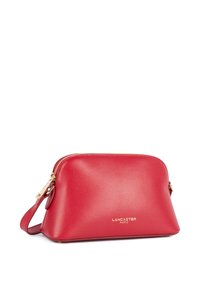 Borsa a tracolla in pelle rossa con superficie testurizzata, cerniera dorata e dettagli con logo. Forma curva e tracolla regolabile per versatilità.