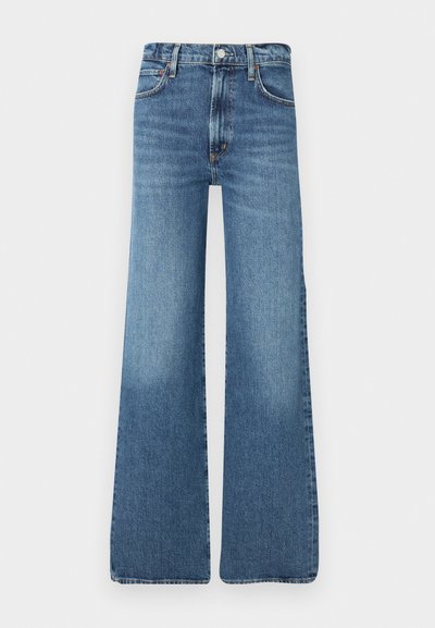 Heledad helesinine teksapüksid, millel on lai lõige, kõrge talje, tüüpiline viie-tasku disain ja kerge kulumine põlvedel.