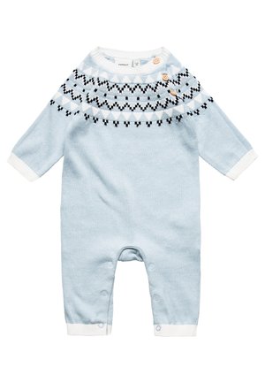 Lyseblå babyheldragt med hvide manchetter, sort-hvid geometrisk skulderparti og tre træknapper nær halsudskæringen.