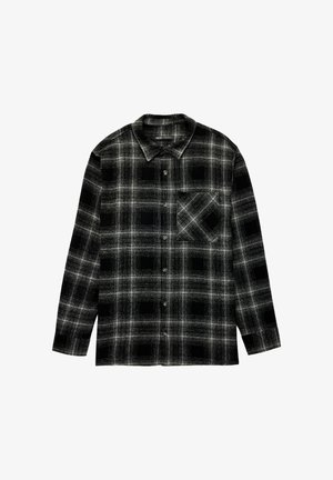 Camisa a cuadros en negro y gris con cuello abotonado, mangas largas y un bolsillo en el pecho que presenta un patrón cuadrado. Confeccionada en tela tejida.