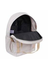 Valkoinen kangaskassi, jossa on pyöreä yläosa, vaaleanruskeat hihnat ja musta sisustus. Vetoketjulla avautuva kassi paljastaa tilavan osaston ja sisätaskun.