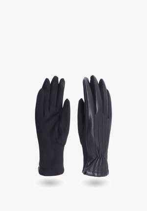 Un paio di guanti neri, uno con la parte superiore in pelle liscia e cuciture, l'altro con il palmo in morbido tessuto, isolati su sfondo bianco.