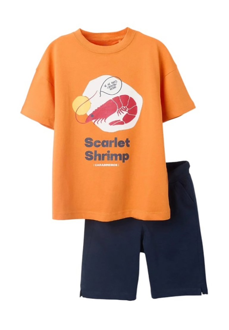 T-shirt di cotone arancione con grafica di un'aragosta e testo "Scarlet Shrimp", abbinato a pantaloni corti blu navy con tasche laterali.