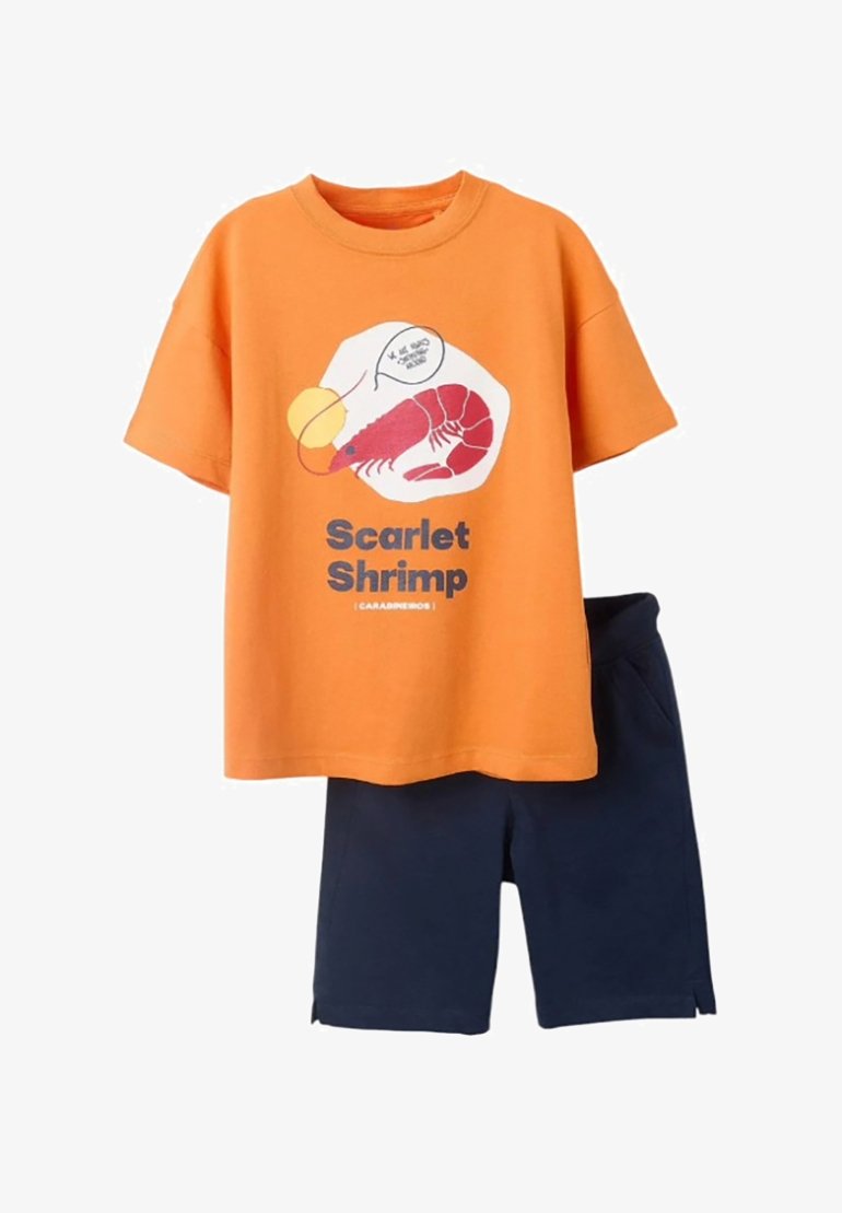 T-shirt di cotone arancione con grafica di un'aragosta e testo "Scarlet Shrimp", abbinato a pantaloni corti blu navy con tasche laterali.