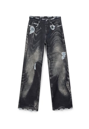 Vaqueros negros de pierna ancha con lavado desteñido, agujeros desgastados en la parte frontal de los muslos y cerca de la cintura, y dobladillos deshilachados.