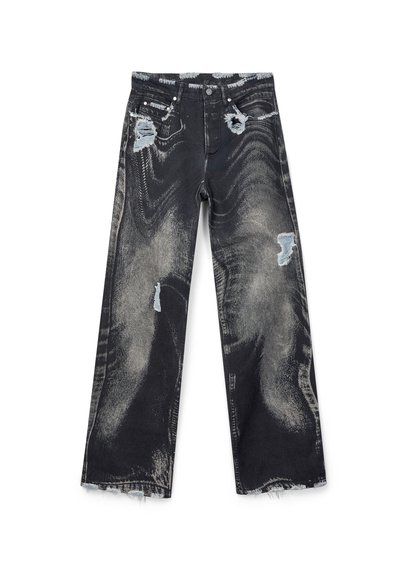 Vaqueros negros de pierna ancha con lavado desteñido, agujeros desgastados en la parte frontal de los muslos y cerca de la cintura, y dobladillos deshilachados.