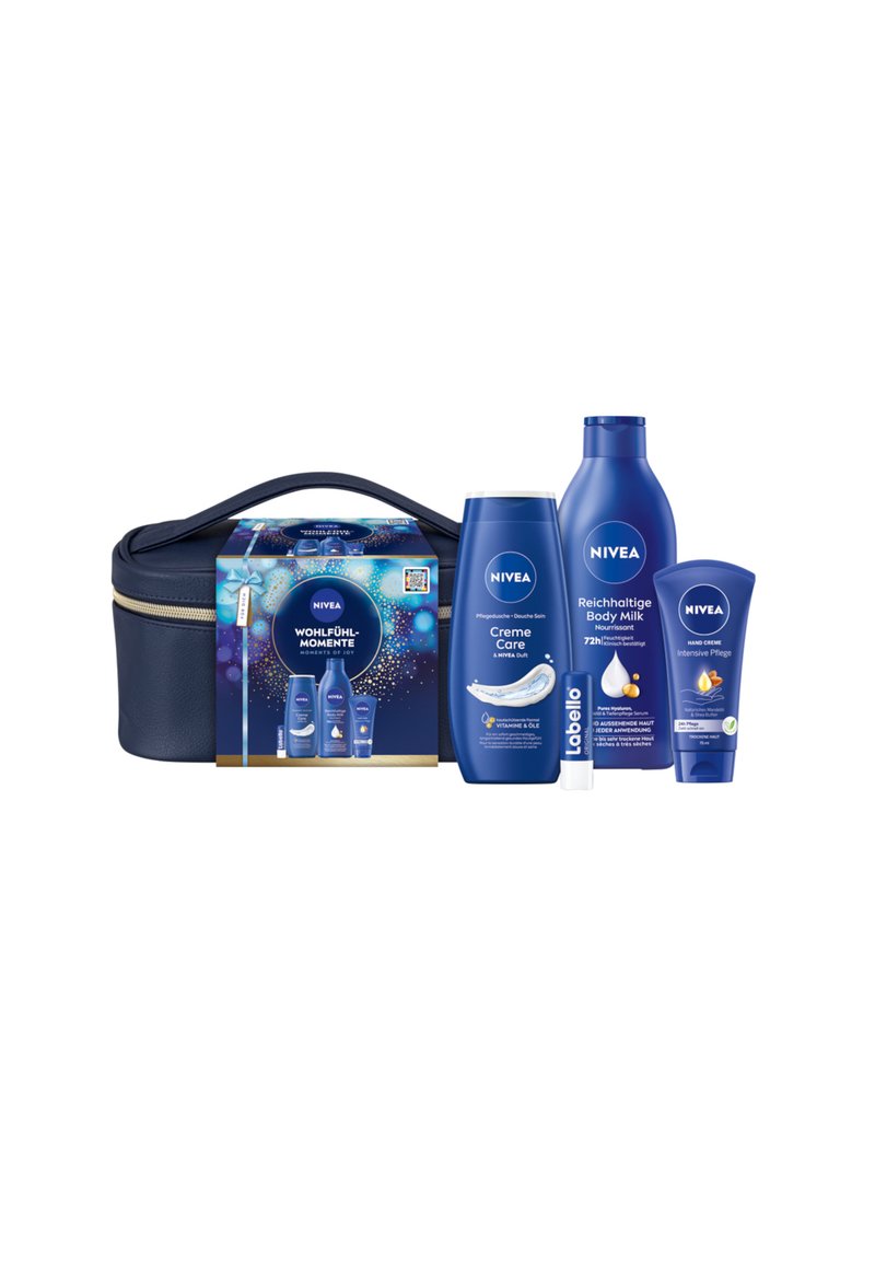 NIVEA Geschenkset in einem dunkelblauen Kosmetiktäschchen, das ein Shampoo, eine Körpermilch und eine Handcreme enthält, alle in markanten blauen Verpackungen.