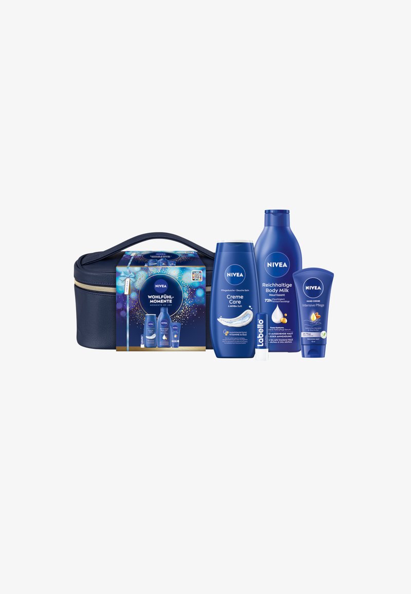 NIVEA Geschenkset in einem dunkelblauen Kosmetiktäschchen, das ein Shampoo, eine Körpermilch und eine Handcreme enthält, alle in markanten blauen Verpackungen.