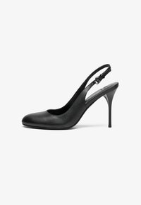 Μαύρη δερμάτινη γόβα slingback με αιχμηρή μύτη, λεπτό τακούνι στιλέτο και ρυθμιζόμενο λουράκι. Λείος υφασμάτινος χαρακτήρας και μινιμαλιστικός σχεδιασμός.