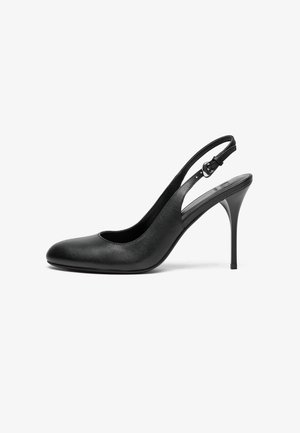 Escarpin slingback en cuir noir avec un bout pointu, un talon aiguille fin et une sangle ajustable. Texture lisse et design minimaliste.