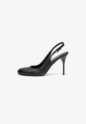 Černé kožené slingback lodičky s špičatou špičkou, tenkým jehlovým podpatkem a nastavitelným páskem. Hladká textura a minimalistický design.