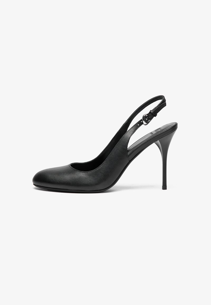 Μαύρη δερμάτινη γόβα slingback με αιχμηρή μύτη, λεπτό τακούνι στιλέτο και ρυθμιζόμενο λουράκι. Λείος υφασμάτινος χαρακτήρας και μινιμαλιστικός σχεδιασμός.