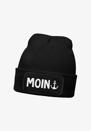 Schwarze Strickmütze mit umgeschlagenem Bündchen und einem rechteckigen Aufnäher, auf dem "MOIN" in weißer Schrift steht und ein kleines Ankerdesign abgebildet ist.