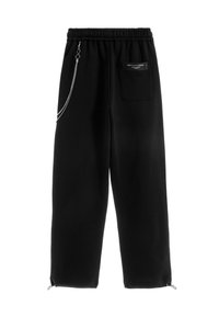 Pantalones de chándal negros con cintura elástica, bolsillo lateral, detalle de cadena y cremalleras en el tobillo. Fabricados con tejido suave y cómodo.