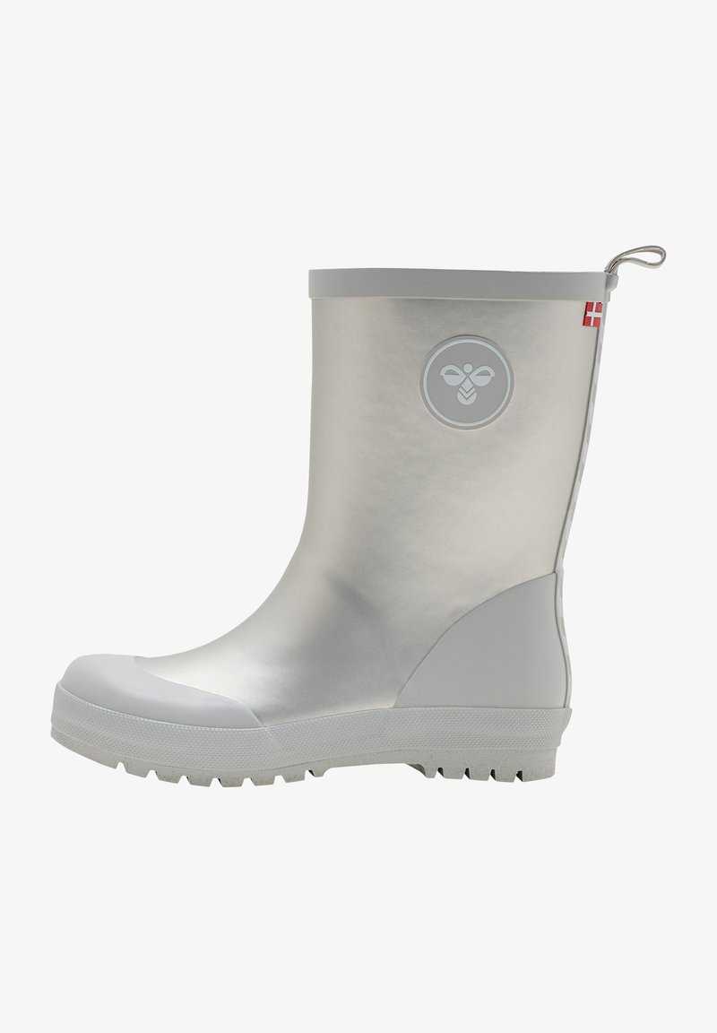 Botte en caoutchouc argentée et étanche avec un bout arrondi, une surface texturée, une semelle blanche et un détail logo abeille sur le côté. Elle comporte une languette de tirage.