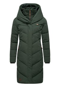 Donkergroen gewatteerde jas met een grote capuchon, ritssluiting, chevron-stiksel en omslagmouwen. Bevat een gestructureerd oppervlak en subtiele branding.