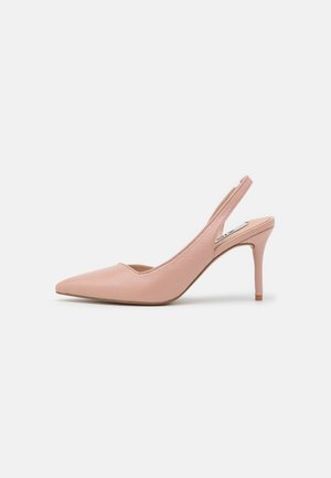 Różowe beżowe skórzane sandały na obcasie typu slingback z ostrym noskiem i cienką szpilką na białym tle.