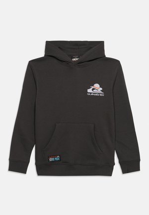 Sudadera negra con capucha, bolsillo frontal tipo canguro, pequeño logo de Quiksilver y parche gráfico de One Piece en el pecho y la zona del bolsillo.